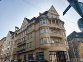 Objektansicht - Stilvolle 3-Raum-Altbauwohnung mit Balkon und großzügigem Erker!