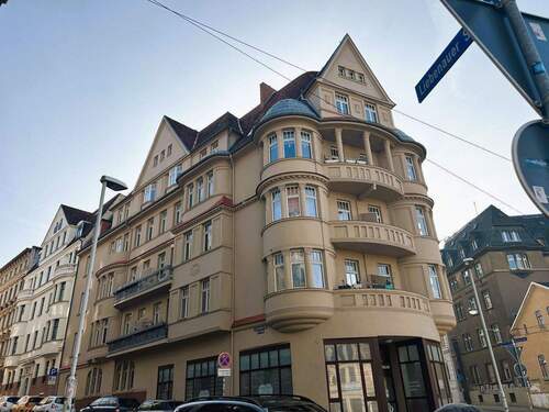 Objektansicht - Stilvolle 3-Raum-Altbauwohnung mit Balkon und großzügigem Erker!