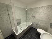 Badewanne mit Glasduschwand - 