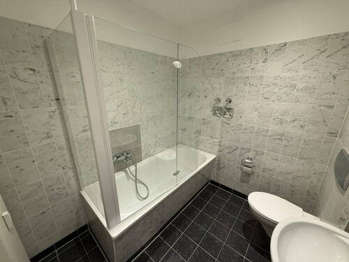 Badewanne mit Glasduschwand - 