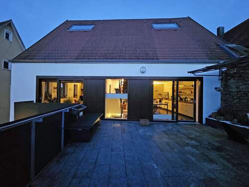 Terrasse bei Nacht.jpg - 5 Zimmer Mehrfamilienhaus, Wohnhaus zum Kaufen in Weikersheim