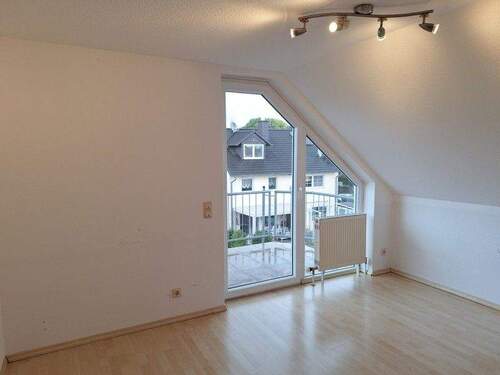 Zimmer 1 mit Balkon - Etagenwohnung mit 102,00 m² in Rosbach vor der Höhe zur Miete