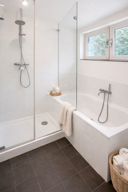 Tageslichtbad mit Wanne und Dusche - 