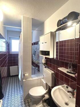 Badezimmer mit Fenster - 3 Zimmer Etagenwohnung in Hannover