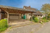 Mit Carport und Garage - 