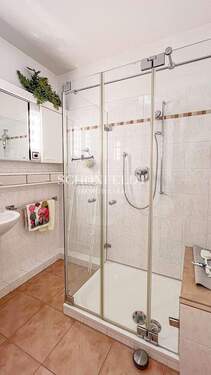 Bad mit Dusche - 