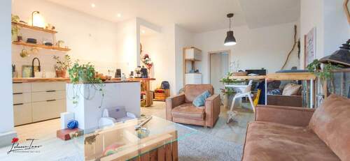 Wohnzimmer-Küche - Stilvoller Dachgeschoss-Traum mit zwei Dachterrassen - bezugsfreie 2-Zimmer-Wohnung in Berlin-Grünau