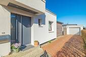 Front mit Zufahrt Garage - 3 Zimmer Bungalow zum Kaufen in Laboe