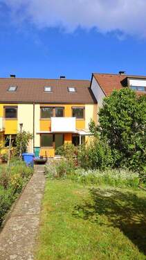 Südseitenansicht mit Garten - Ein Zuhause zum Gestalten-Traumhafte Lage in Langwasser *provisionsfrei*