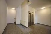 Hauseingang mit Aufzug - 