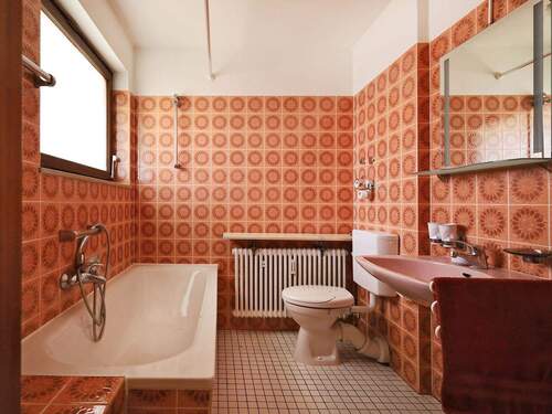 Gut geschnittenes Tageslichtbadezimmer mit Badewanne - 