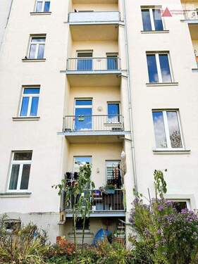 Hausansicht_Hinterhof_Balkon - 