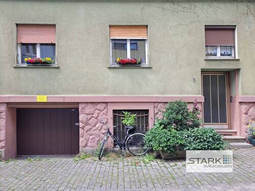 Außenansicht Eingang und Garage.jpg - 1 Zimmer Mehrfamilienhaus, Wohnhaus zum Kaufen in Würzburg