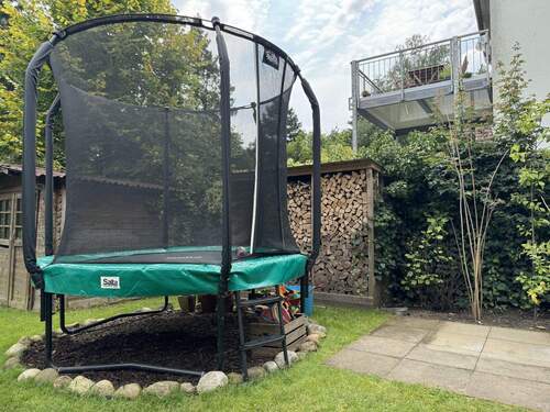 Holzlager und Terrasse - 