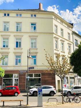 Hausansicht - Bezugsfertige 3,5 Zimmer Dachgeschoss-Maisonette-Wohnung auf zwei Ebenen mit Balkon & Skylineblick