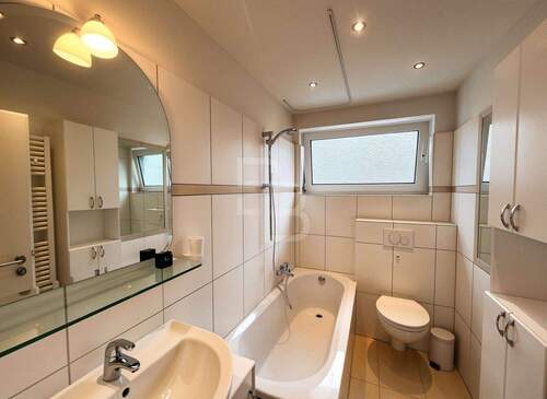 Neutrales Fenster-Bad - 2 Zimmer Etagenwohnung in Köln