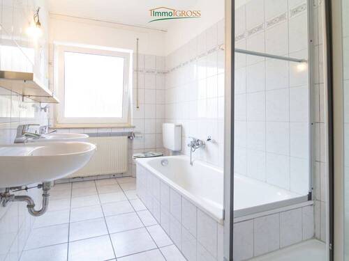 Badezimmer mit Badewanne und Duschkabine - 