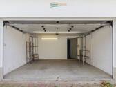 Große Garage mit elektrischem Rolltor - 