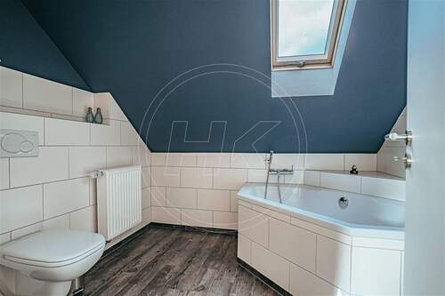 Badezimmer mit Badewanne - 