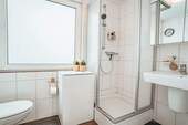 Badezimmer mit Dusche - 