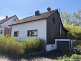 Vorder- und Seitenansicht 2 - 6 Zimmer Mehrfamilienhaus, Wohnhaus zum Kaufen in Schiffweiler