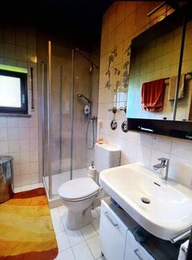 Badezimmer mit Fenster - 