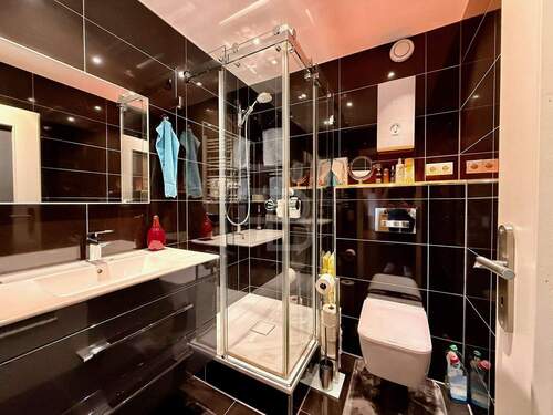 Modernes Badezimmer - Etagenwohnung mit 65,00 m² in Köln zum Kaufen