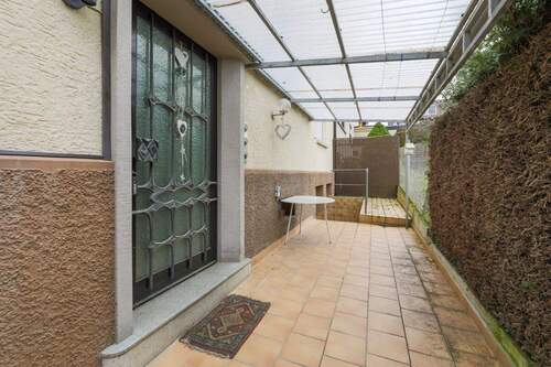 Eingangsbereich/überdachter Sitzplatz Hausrückseite - 6 Zimmer Doppelhaushälfte in Niefern-Öschelbronn