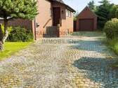 Gepflasterter Hof, Garage - 6 Zimmer Einfamilienhaus in Bönningstedt