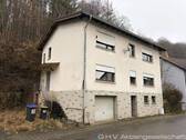 Vorder- und Seitenansicht - renovierungsbedürftiges 2-FH in NOHFELDEN