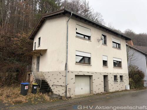 Vorder- und Seitenansicht - renovierungsbedürftiges 2-FH in NOHFELDEN