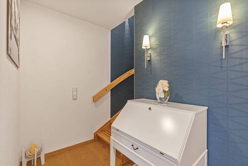 EG - Flur mit Treppe - 