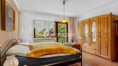 1. OG Schlafzimmer 1 - 