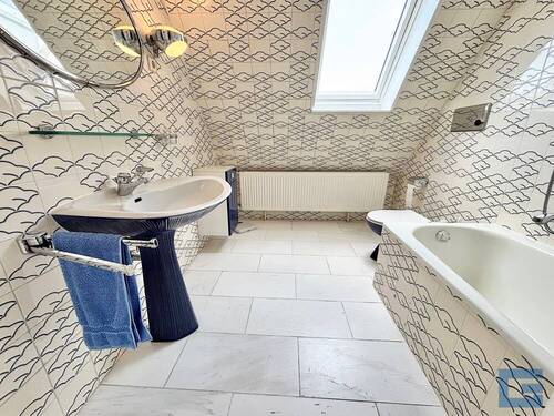 Badezimmer mit Badewanne - 