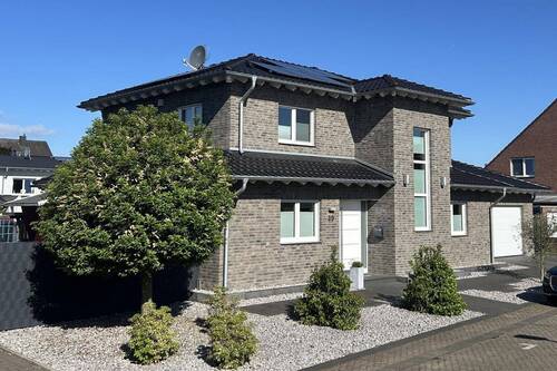 Front - Architektur trifft Nachhaltigkeit - Niedrigenergiehaus mit Erdwärme & PV - provisionsfrei