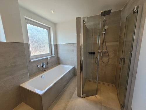 Bad mit Wanne und Dusche.jpg - 
