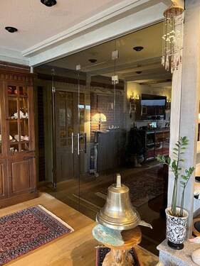 Glastrennwand zum großen Wohnzimmer - 