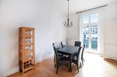 Offene Küche mit Essbereich und Zugang zum Balkon - 3 Zimmer Etagenwohnung in Berlin