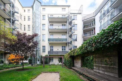 Innenhof mit Blick auf das Haus - 