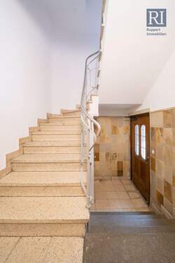 Treppenhaus - Etagenwohnung mit 94,00 m&sup2; in Würzburg zum Kaufen