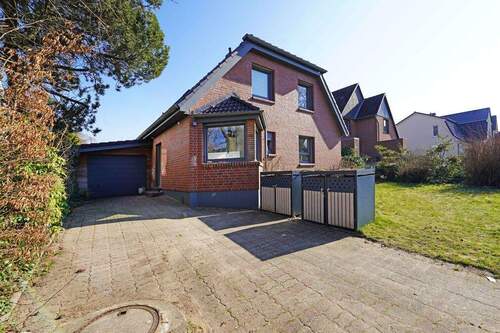 Wohnhaus Zufahrt - 4 Zimmer Einfamilienhaus zum Kaufen in Hamburg / Rahlstedt