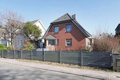 Wohnhaus Straßenansicht - 4 Zimmer Einfamilienhaus in Hamburg / Rahlstedt