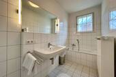 Tageslichtbad mit Badewanne und Dusche - 