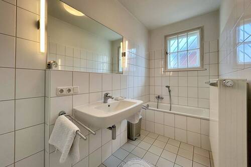 Tageslichtbad mit Badewanne und Dusche - 