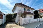 Vorderansicht der Stadtvilla mit Stellplatz - 5 Zimmer Mehrfamilienhaus, Wohnhaus zum Kaufen in Ansbach