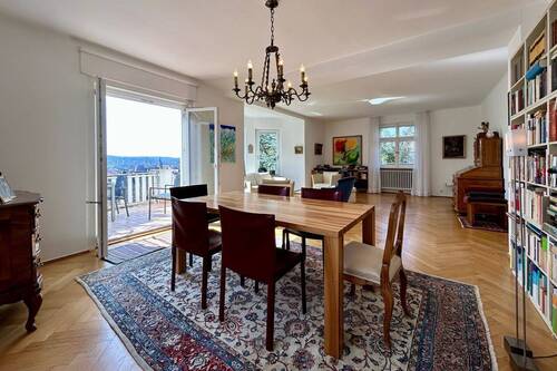 Essbereich mit Blick zum Balkon und Garten - 