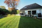 Hintere Hausansicht - Modernisiertes Einfamilienhaus mit Bungalowcharakter und Ausbaureserve