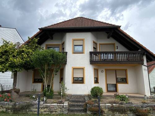 Außenansicht Straße - 9 Zimmer Mehrfamilienhaus, Wohnhaus zum Kaufen in Frensdorf / Wingersdorf