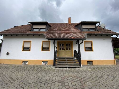 Außenansicht Eingang - 9 Zimmer Mehrfamilienhaus, Wohnhaus in Frensdorf / Wingersdorf