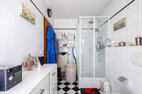 Bad mit Wanne und Dusche - 